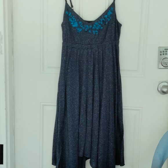 Vera Wang dress with handkerchief hemline. - Picture 5 of 5